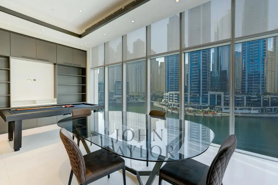A workspace with panoramic views in the Marina Mall Hotel