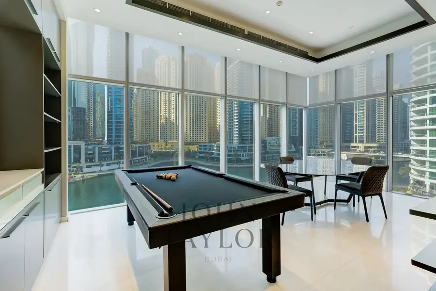 A workspace with panoramic views in the Marina Mall Hotel