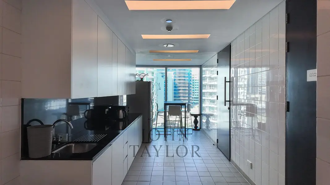 A workspace with panoramic views in the Marina Mall Hotel