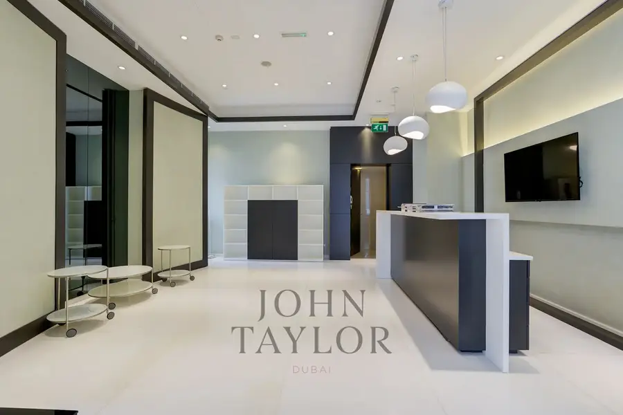 A workspace with panoramic views in the Marina Mall Hotel