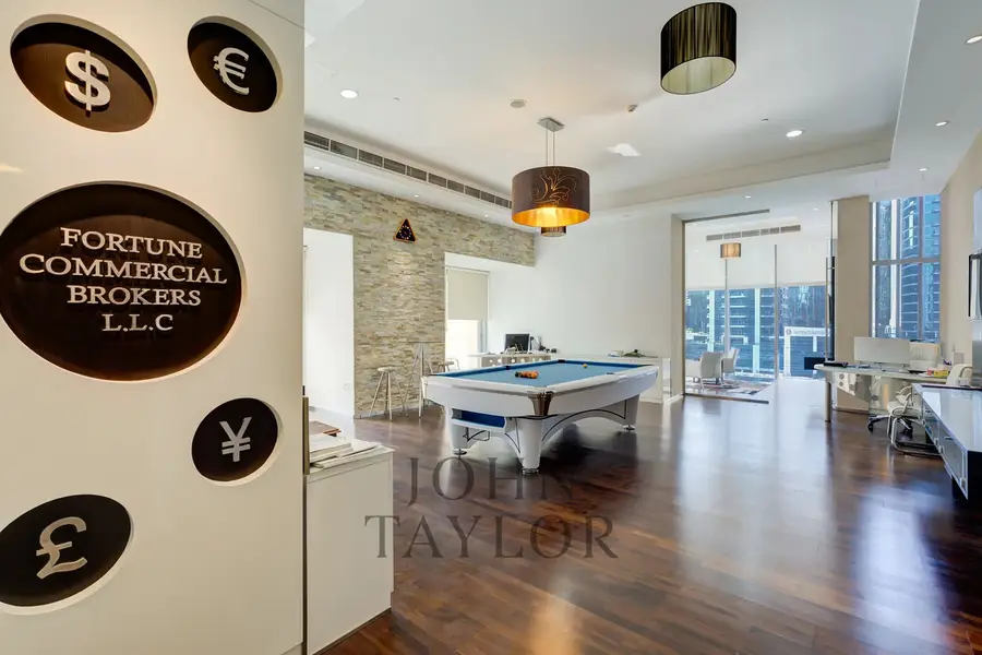 A workspace with panoramic views in the Marina Mall Hotel
