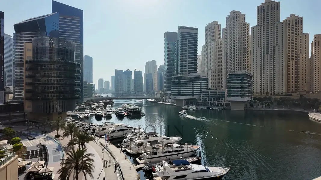 A workspace with panoramic views in the Marina Mall Hotel