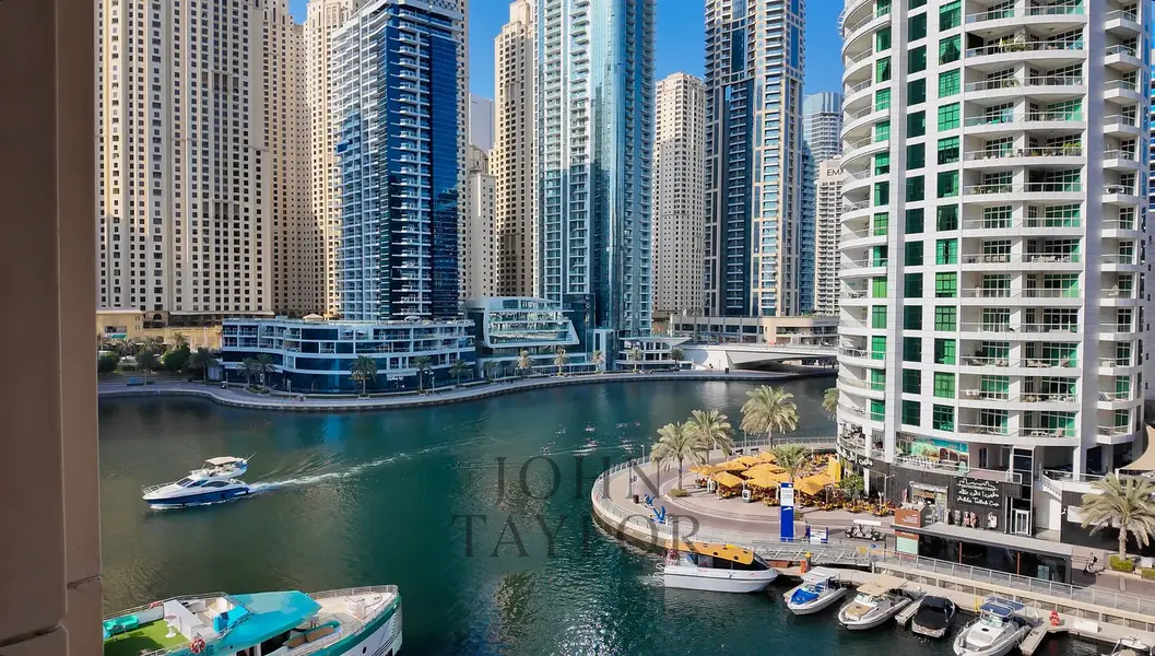 A workspace with panoramic views in the Marina Mall Hotel