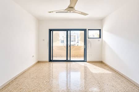 2 Cпальни Апартамент в аренду в Аль Худайба, Дубай - Bright Minimalist Room with Balcony Door. png 2 Cпальни Апартамент в аренду в Аль Худайба, Дубай - Bright Minimalist Room with Balcony Door. png