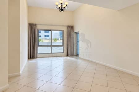 1 habitación Apartamento para en Alquiler en Dubai Marina, Dubai - Bright Empty Living Room with Chandelier(1). png 1 habitación Apartamento para en Alquiler en Dubai Marina, Dubai - Bright Empty Living Room with Chandelier(1). png