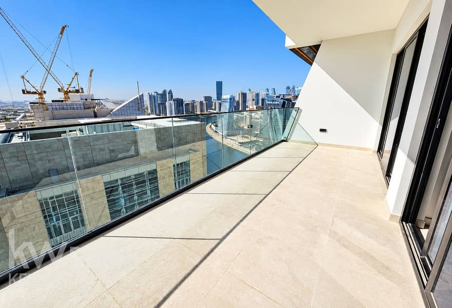 8 Luxury balcony overlooking a modern skyline. png