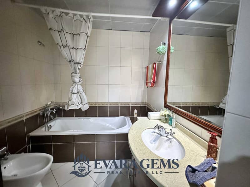9 09-Bathroom-1. jpg