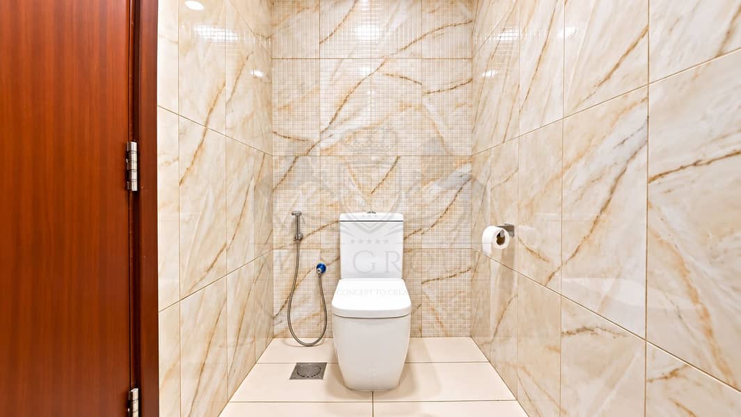 7 Symmetrical Marble Mosaic Bathroom. png