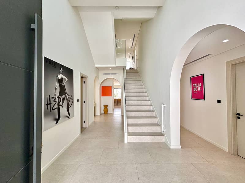 9 P02_01_Entree_et_escalier. jpg