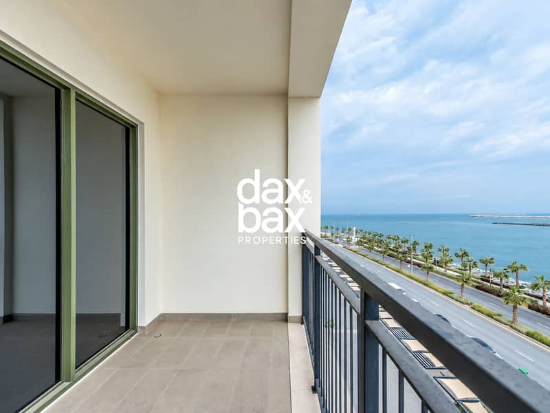 13 Modern Balcony Overlooking the Sea. png