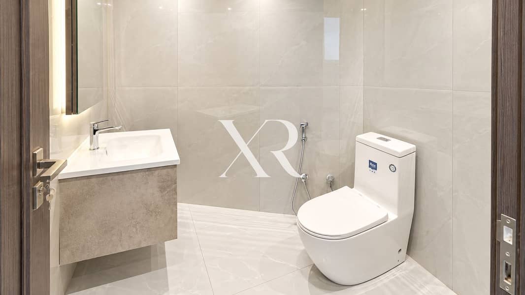 15 Modern Marble-Tiled Bathroom Interior (1). png