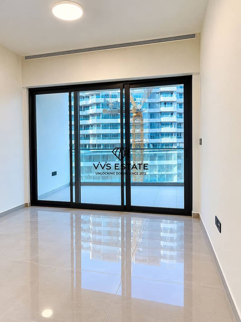 10 Bright Modern Apartment with City Views. png