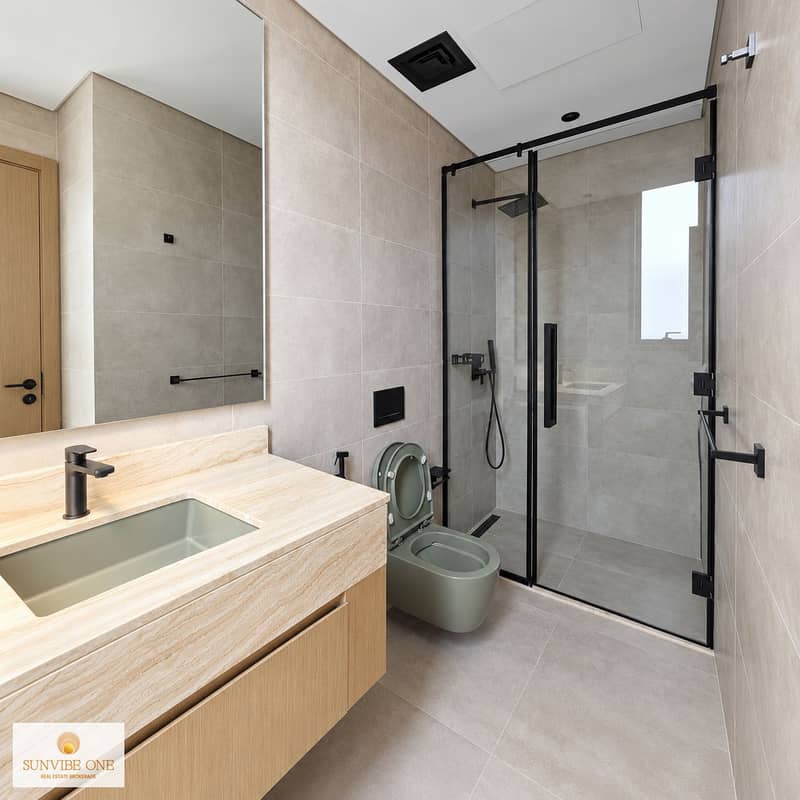 21 Minimalist Beige Tile Bathroom. png