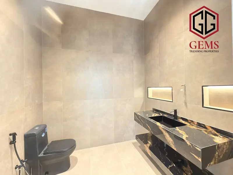 BRAND NEW | ELEGANT | SERVANT BLOCK | GARDEN AREA