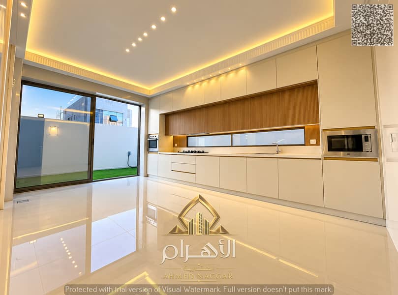 21 مطبخ عصري فاخر بإطلالة فناء. jpg