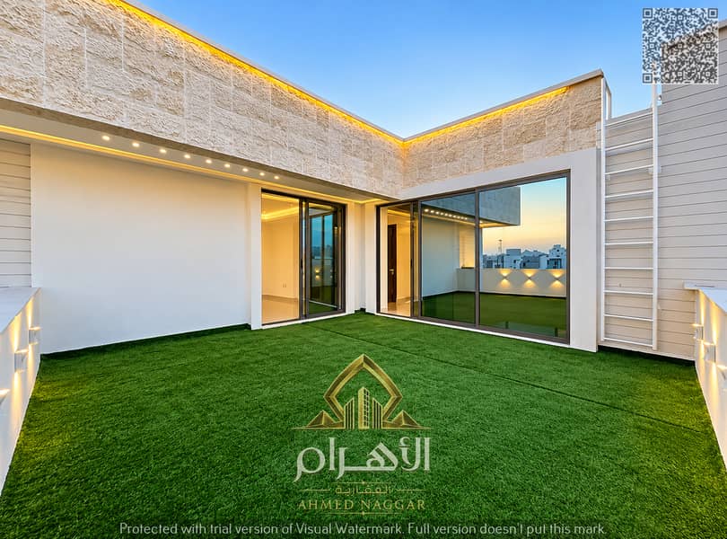 29 فناء سطح عصري بإضاءة دافئة. jpg