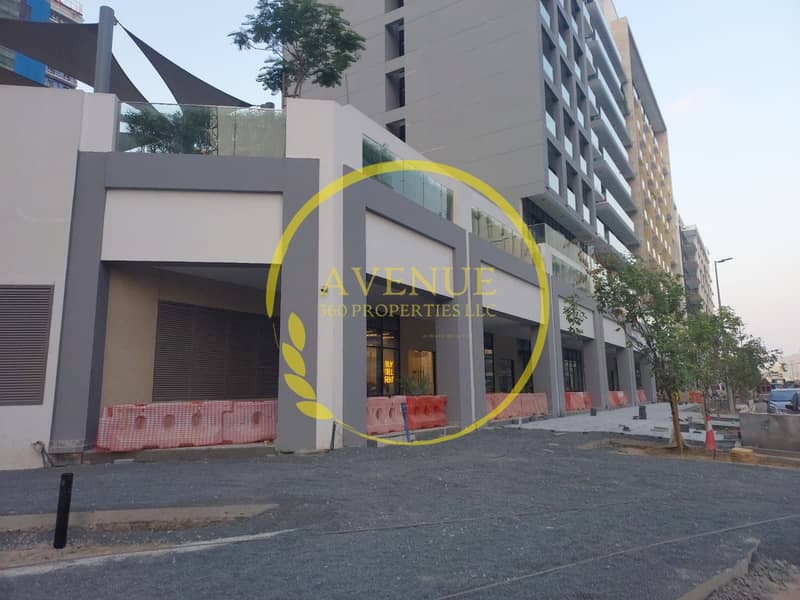 Corner Ready shop for sale | Restaurant | Ladies SPA | Outside Extra Space | Running shops next to it |