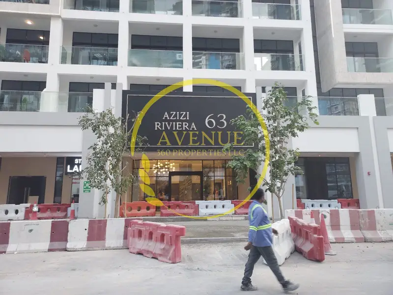 Corner Ready shop for sale | Restaurant | Ladies SPA | Outside Extra Space | Running shops next to it |