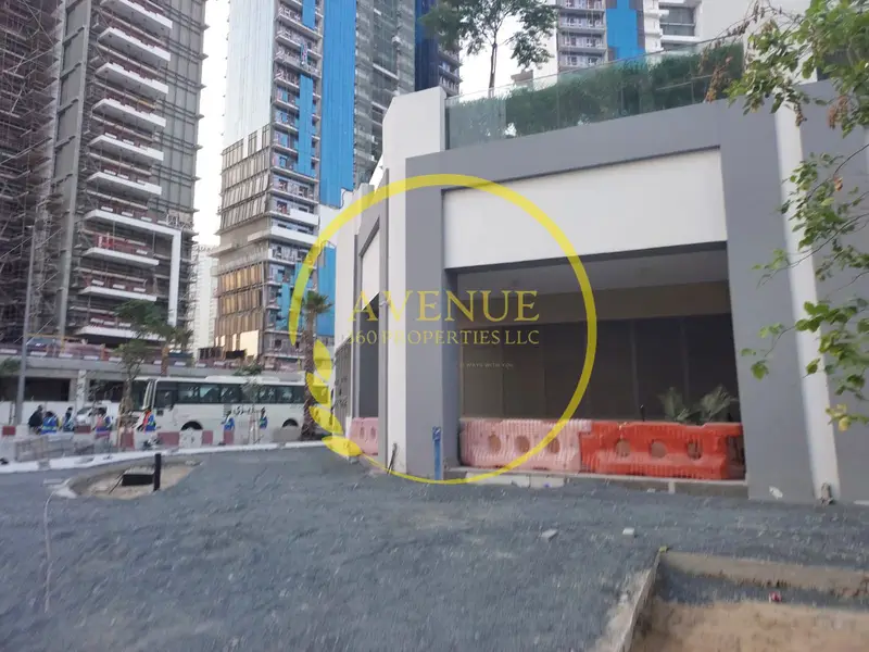Corner Ready shop for sale | Restaurant | Ladies SPA | Outside Extra Space | Running shops next to it |
