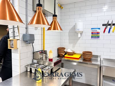 Shop de à à louer à Jumeirah Lake Towers (JLT), Dubai - Modern Copper-Lit Kitchen Prep Station. png Shop de à à louer à Jumeirah Lake Towers (JLT), Dubai - Modern Copper-Lit Kitchen Prep Station. png