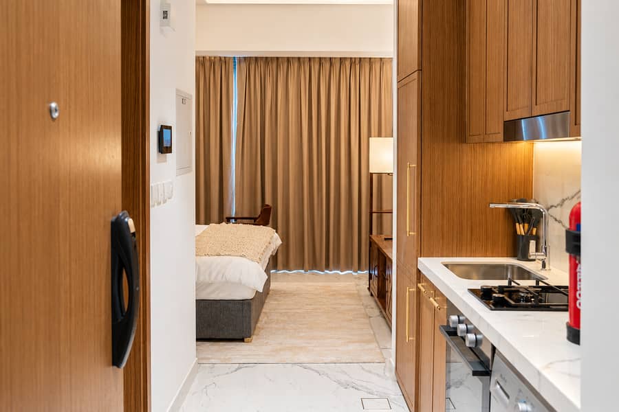 19 #8 - Entrance corridor looking to bed, kitchen on the right. png