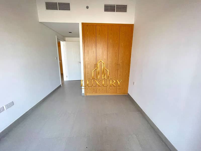 7 Modern 1 BHK | Balcony | 2 Bathrooms | Prime Location