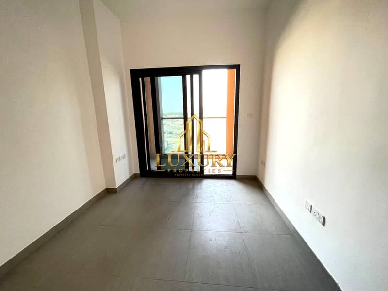 10 Modern 1 BHK | Balcony | 2 Bathrooms | Prime Location