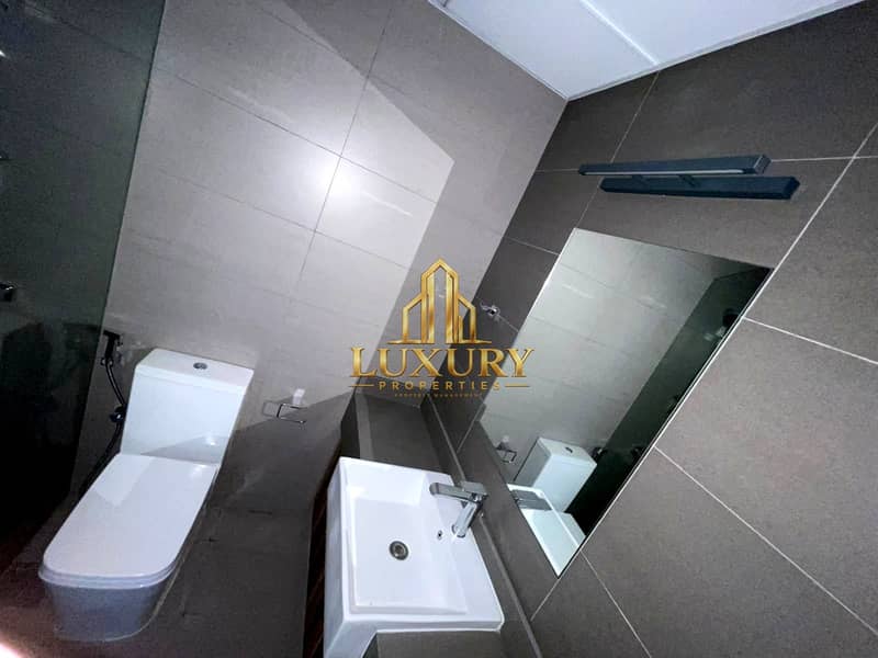 14 Modern 1 BHK | Balcony | 2 Bathrooms | Prime Location