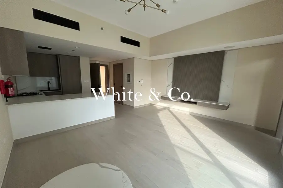 Modern Apartment | Corner | Part Furnished