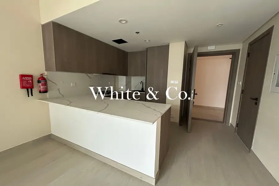 Modern Apartment | Corner | Part Furnished