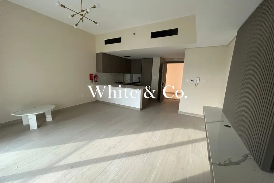 Modern Apartment | Corner | Part Furnished