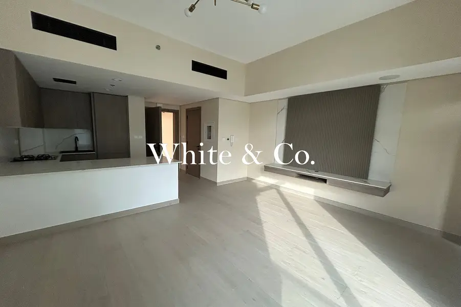 Modern Apartment | Corner | Part Furnished