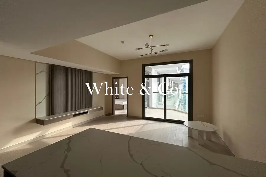 Modern Apartment | Corner | Part Furnished
