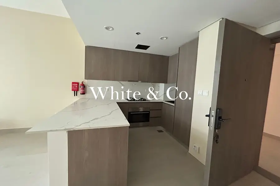 Modern Apartment | Corner | Part Furnished