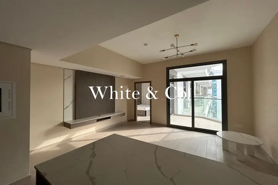 Modern Apartment | Corner | Part Furnished