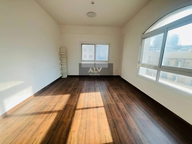 Spacious 3 bedroom with close kitchen and reduced price