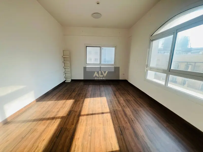 Spacious 3 bedroom with close kitchen and reduced price