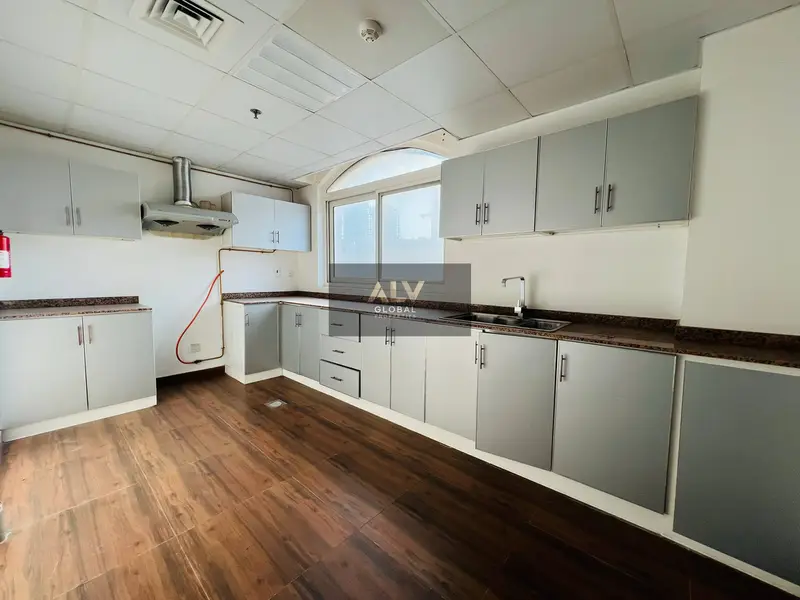 Spacious 3 bedroom with close kitchen and reduced price