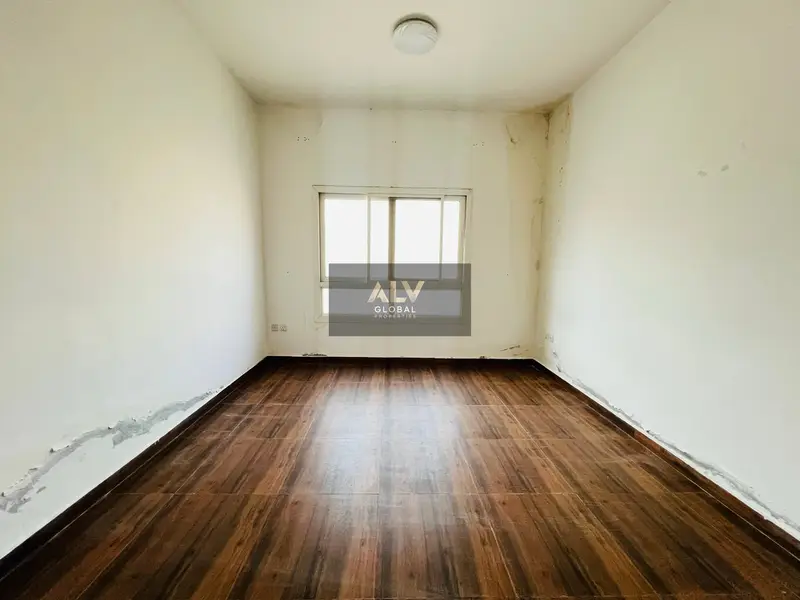 Spacious 3 bedroom with close kitchen and reduced price