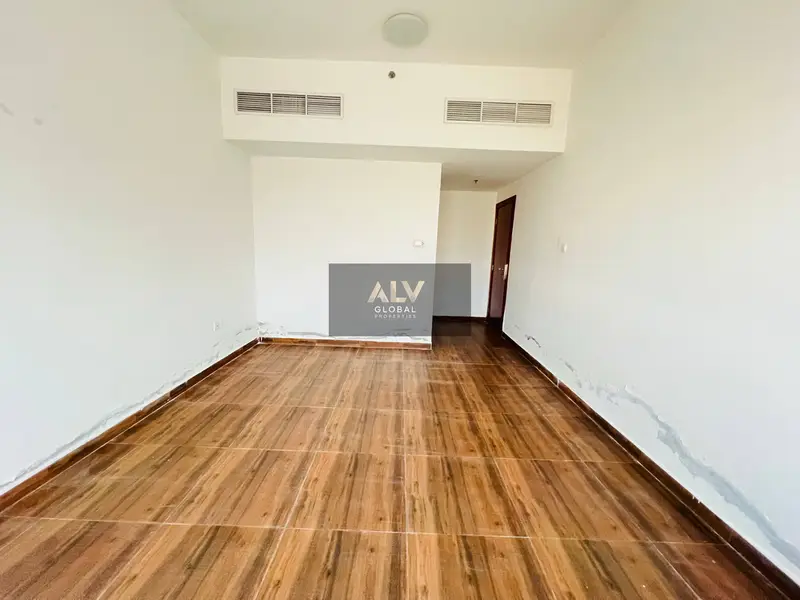 Spacious 3 bedroom with close kitchen and reduced price