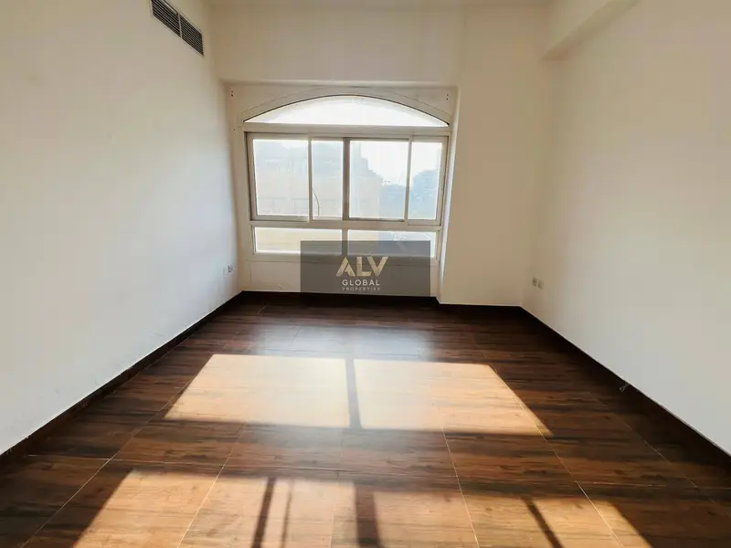 Spacious 3 bedroom with close kitchen and reduced price