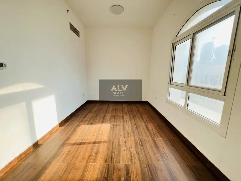 Spacious 3 bedroom with close kitchen and reduced price