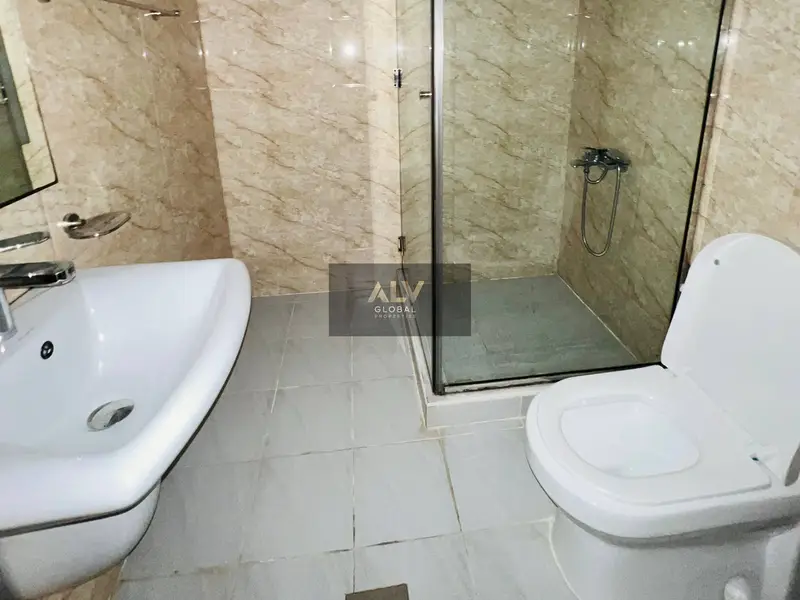 Spacious 3 bedroom with close kitchen and reduced price