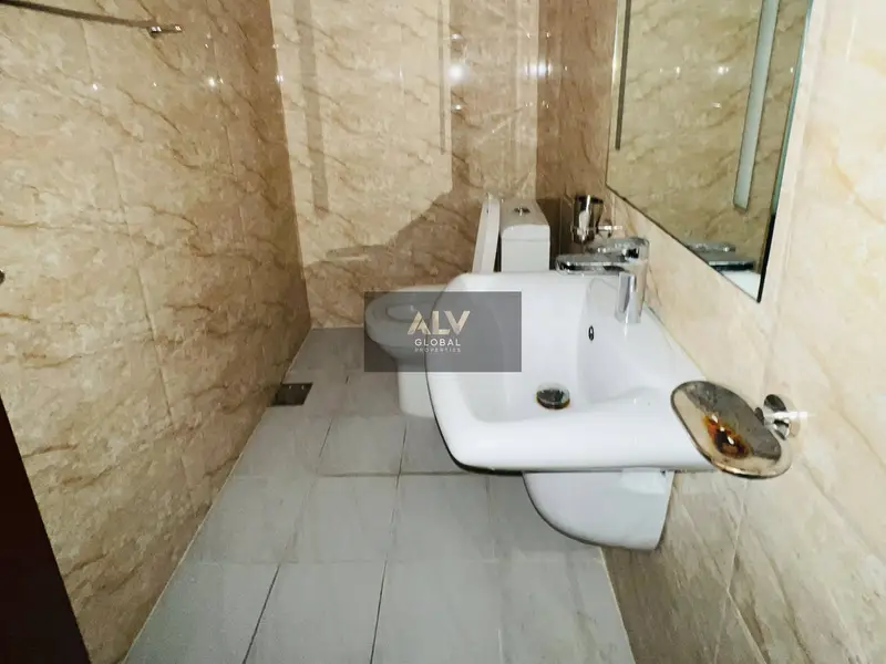 Spacious 3 bedroom with close kitchen and reduced price