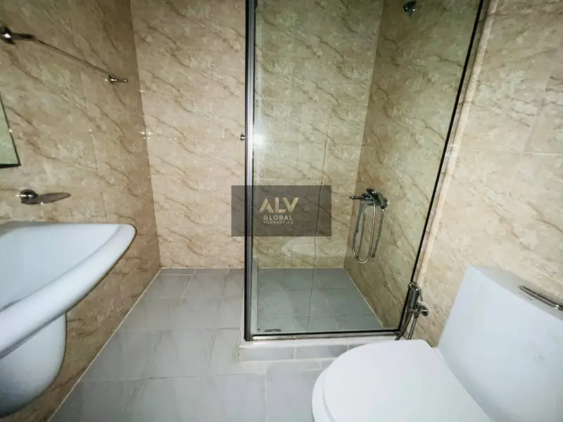 Spacious 3 bedroom with close kitchen and reduced price