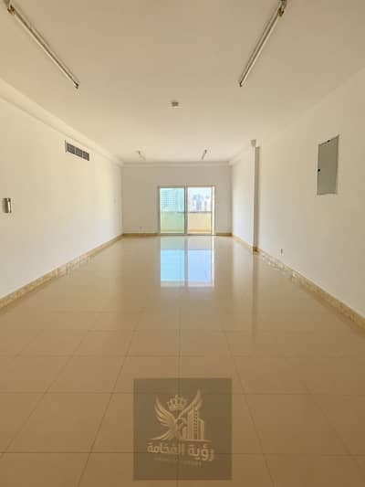 3 Cпальни Апартаменты в аренду в Абу Шагара, Шарджа - Empty Sunlit Room with City View. png 3 Cпальни Апартаменты в аренду в Абу Шагара, Шарджа - Empty Sunlit Room with City View. png