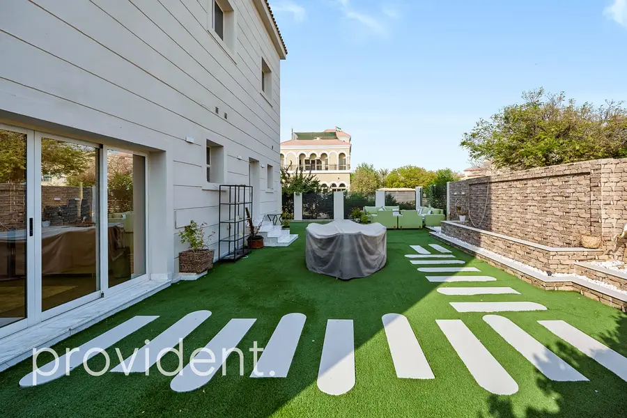 Exclusive | Luxury corner Villa | Furnished +Pool