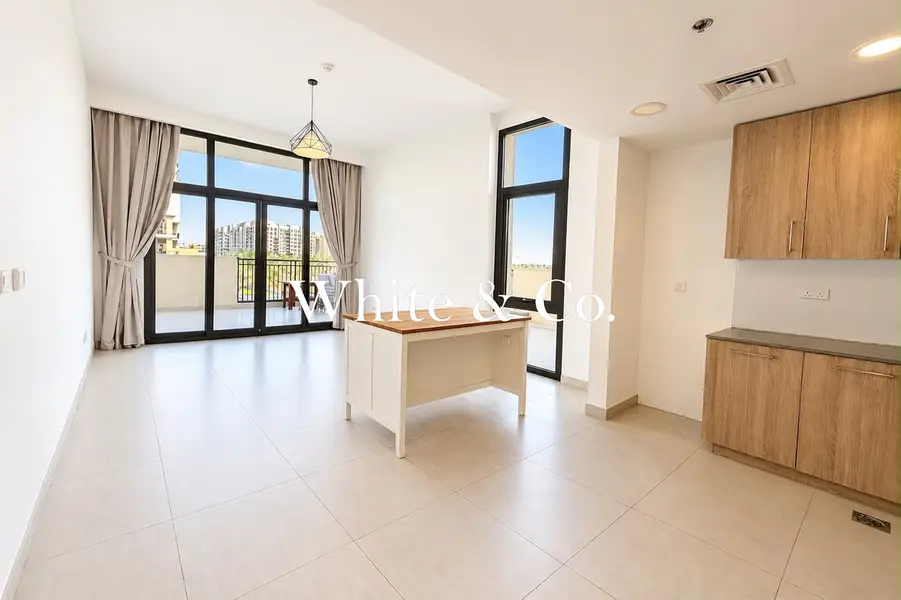 SPACIOUS CORNER UNIT| VACANT| 12 CHEQUES