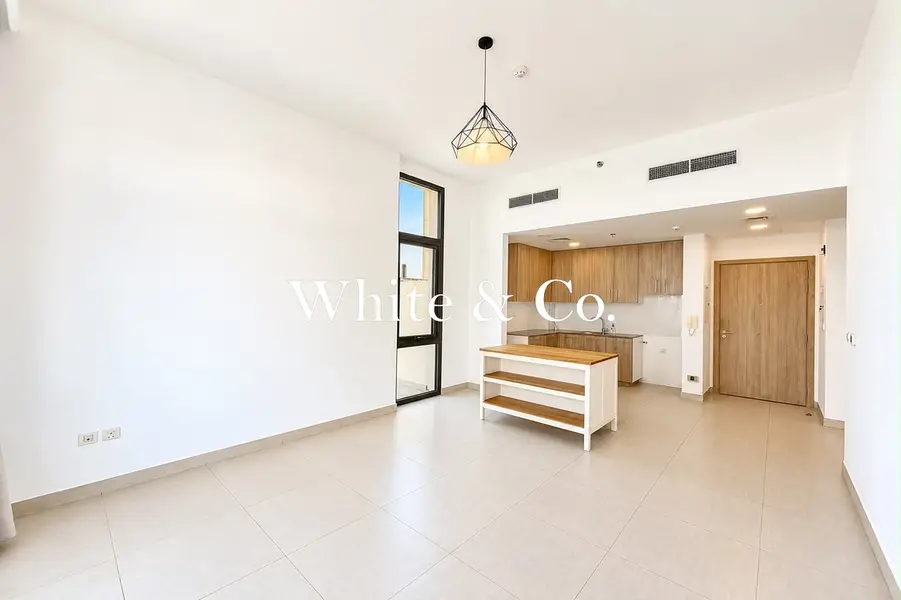 SPACIOUS CORNER UNIT| VACANT| 12 CHEQUES