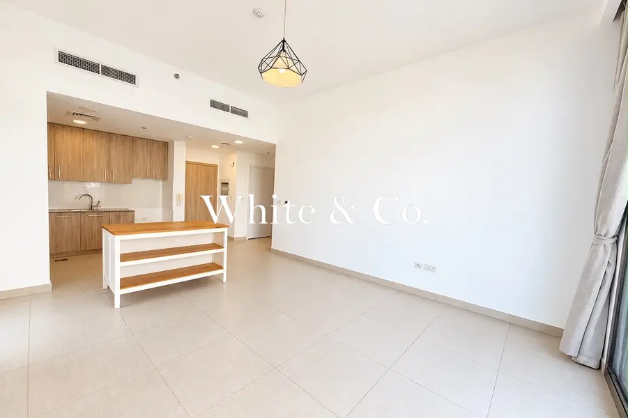 SPACIOUS CORNER UNIT| VACANT| 12 CHEQUES